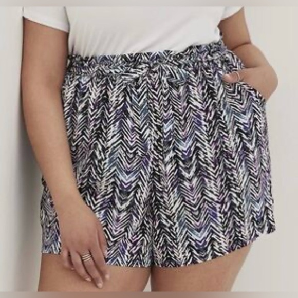 Torrid Black and White High Waist Geometric Shorts size 3 - Picture 1 of 9
